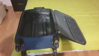 Maleta de 4 ruedas azul . Medidas  54 x 35 Ancho .