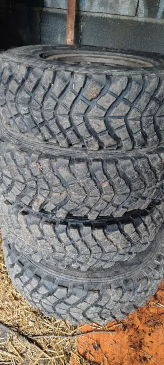 4 Neumáticos con Llantas Nissan Patrol.