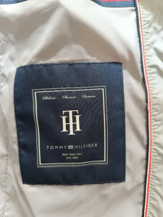 Plumífero Gris Tommy Hilfiger con Capucha
