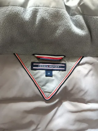 Plumífero Gris Tommy Hilfiger con Capucha