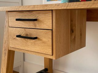 Escritorio  en madera maciza (Silla incluida)