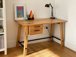 Escritorio  en madera maciza (Silla incluida)
