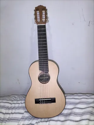 Guitalele con funda- Casi Nuevo