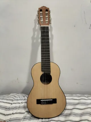 Guitalele con funda- Casi Nuevo