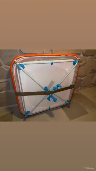 Parco giochi quadrato e imbottito con fondo