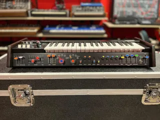 Korg 700SM Sintetizador + Funda