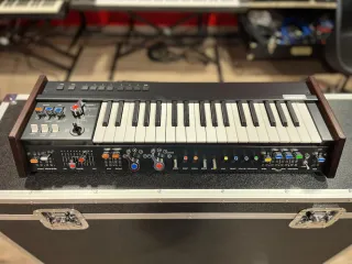 Korg 700SM Sintetizador + Funda