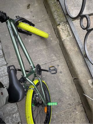 Bicicleta BMX verde con ruedas amarillas