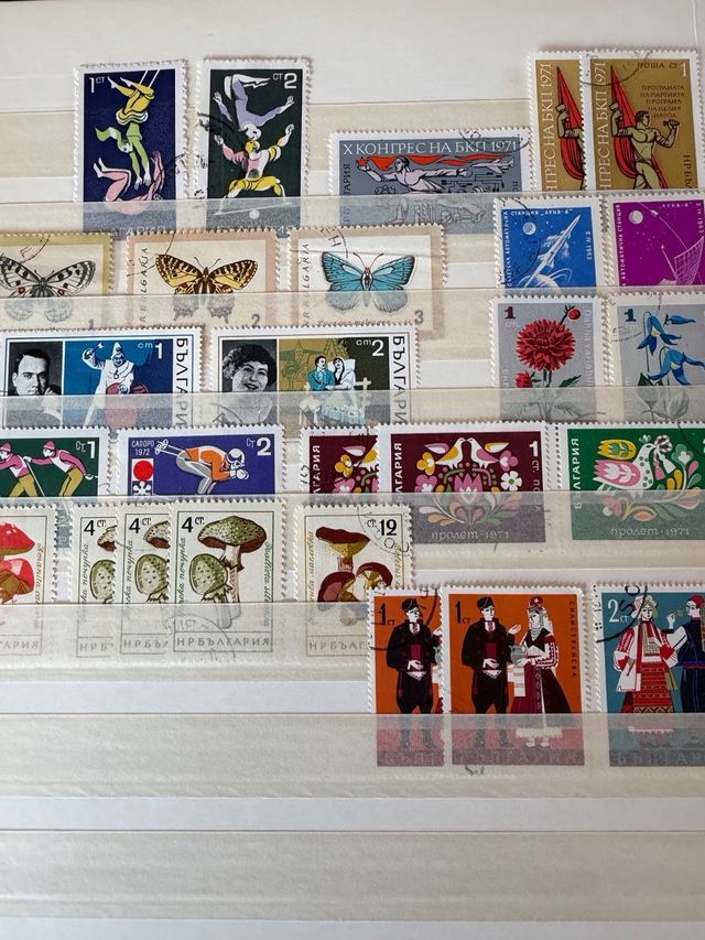 Álbum classificador com selos do mundo. 32 pág.