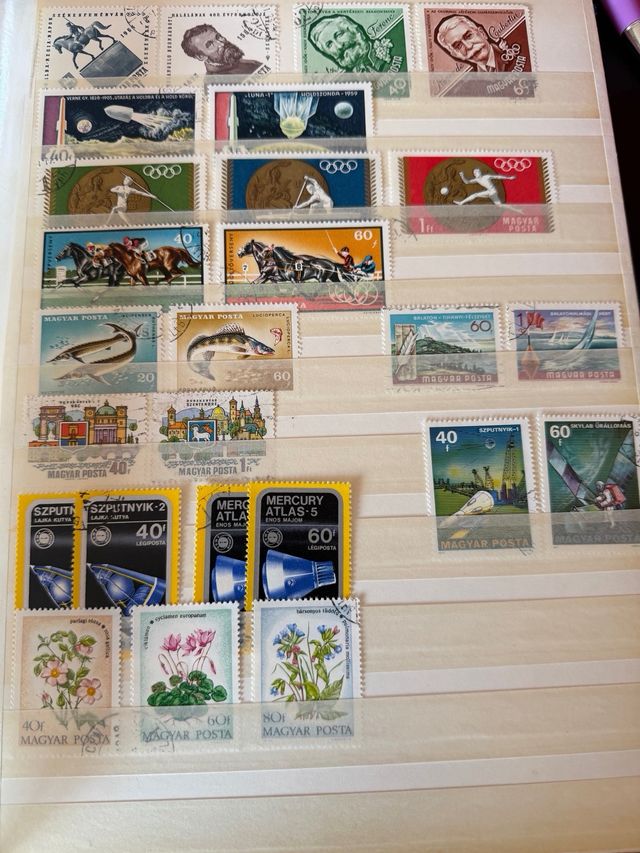 Álbum classificador com selos do mundo. 32 pág.