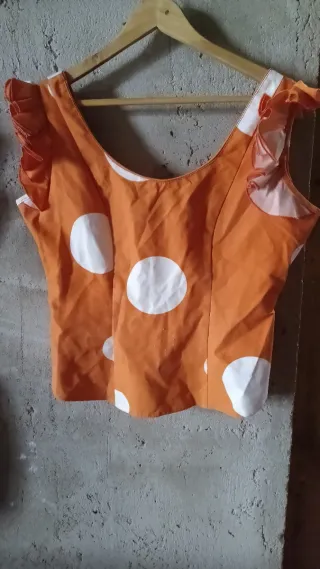 Disfraz naranja lunares volantes