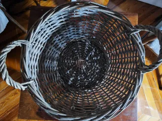 Cesta de mimbre con asas