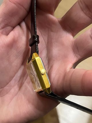 Reloj Titus Rectangular Dorado y Negro