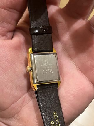 Reloj Titus Rectangular Dorado y Negro