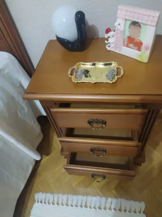 Mesita de noche madera maciza