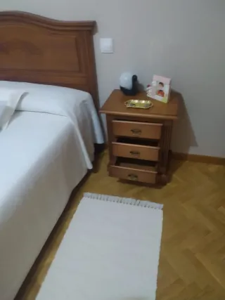 Mesita de noche madera maciza