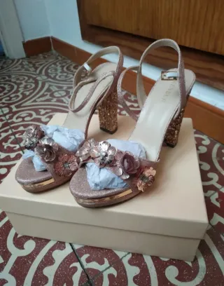 Zapatos de tacón Menbur dorados y rosas