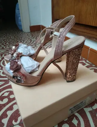 Zapatos de tacón Menbur dorados y rosas