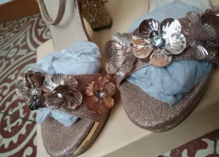Zapatos de tacón Menbur dorados y rosas