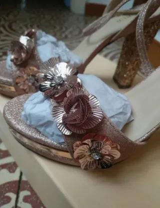 Zapatos de tacón Menbur dorados y rosas