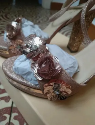 Zapatos de tacón Menbur dorados y rosas
