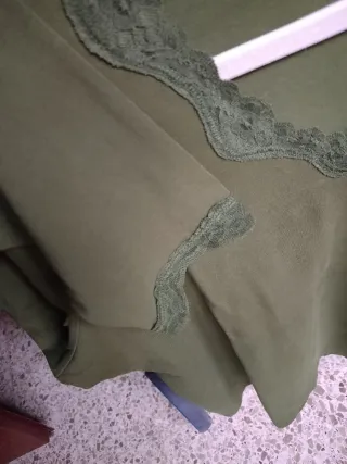 Camiseta Bonita verde militar manga larga.