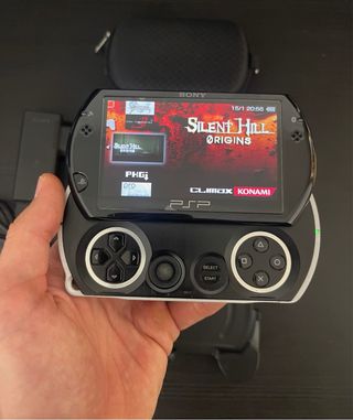 PSP GO Negra + Cargador Origi + Funda + Accesorios