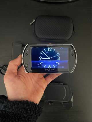 PSP GO Negra + Cargador Origi + Funda + Accesorios