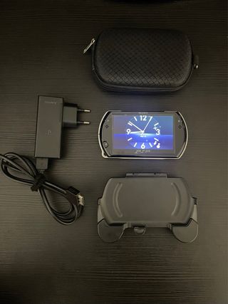 PSP GO Negra + Cargador Origi + Funda + Accesorios