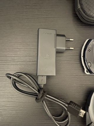 PSP GO Negra + Cargador Origi + Funda + Accesorios