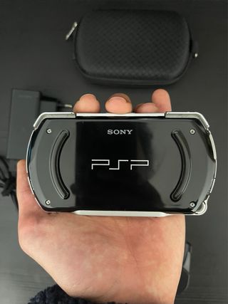 PSP GO Negra + Cargador Origi + Funda + Accesorios