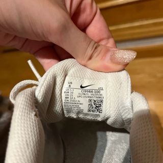 Zapatillas Nike grises y blancas