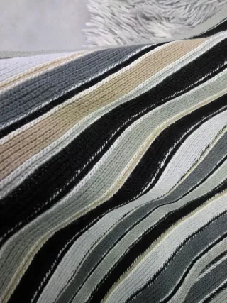 Sciarpa a righe multicolore con frange