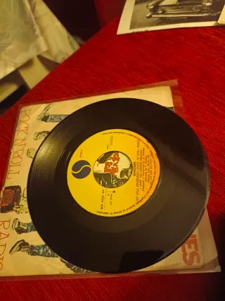 Ramones Rock n Roll Radio. record good. Sleeve ok