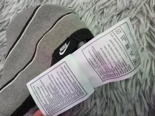 Berretto Nike a righe grigie