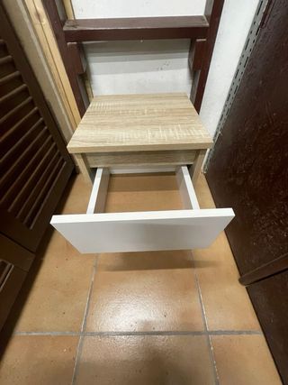 Coppia comodini 2 cassetti come nuovi.