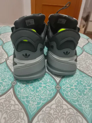 Zapatillas Adidas grises y verdes