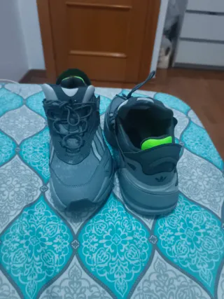 Zapatillas Adidas grises y verdes