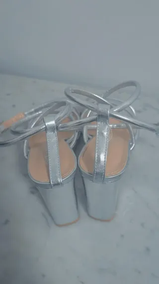 Zapatos de tacón plateados talla 39