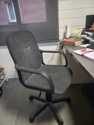 Silla de oficina ergonómica gris