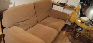 Sofá de 2plazas, color teja. Sencillo y muy cómodo