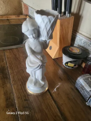 Figura cerámica dorada y blanca