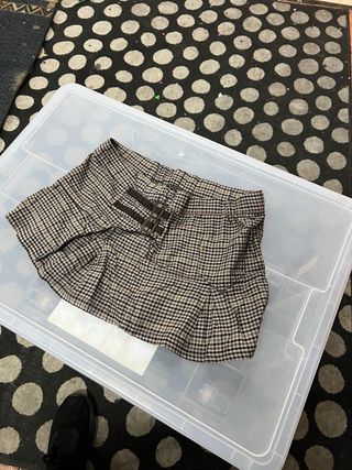 Falda a cuadros con hebillas