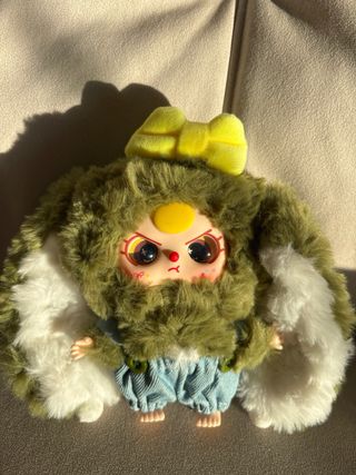 Muñeca de peluche con orejas