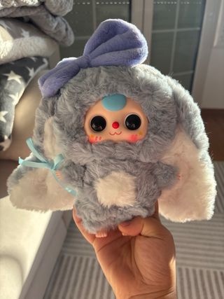 Muñeca de peluche con orejas