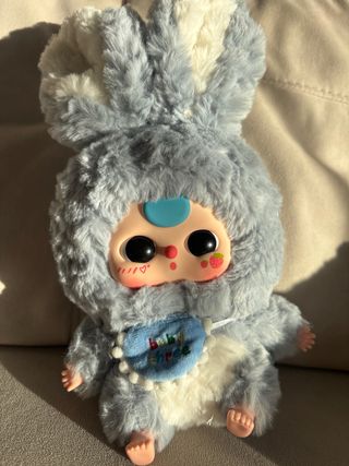 Muñeca de peluche con orejas