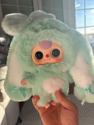 Muñeca de peluche con orejas