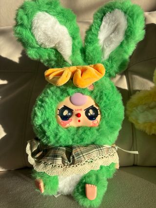 Muñeca de peluche con orejas