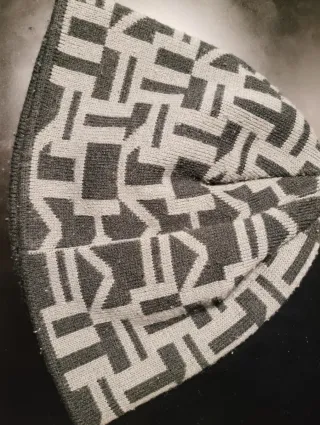 Gorro tejido negro y gris con diseño geométrico