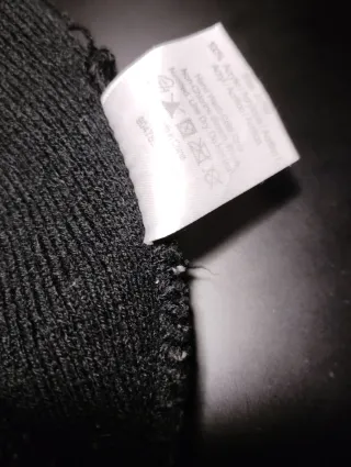 Gorro tejido negro y gris con diseño geométrico